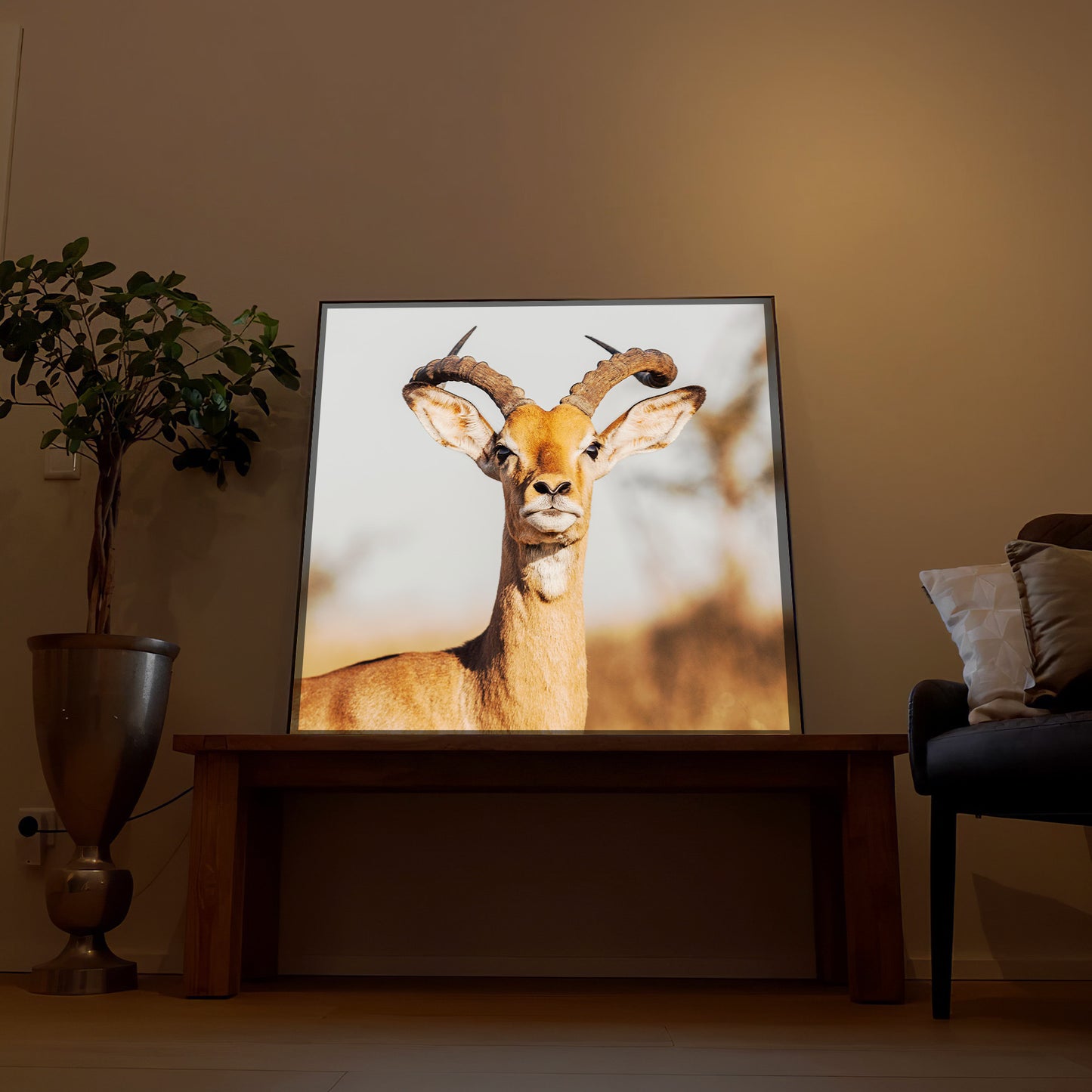 LED-Bild mit Hirschkopf und Geweih, warm beleuchteter Motivdruck, dunkler Rahmen.