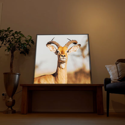 LED-Bild mit Hirschkopf und Geweih, warm beleuchteter Motivdruck, dunkler Rahmen.