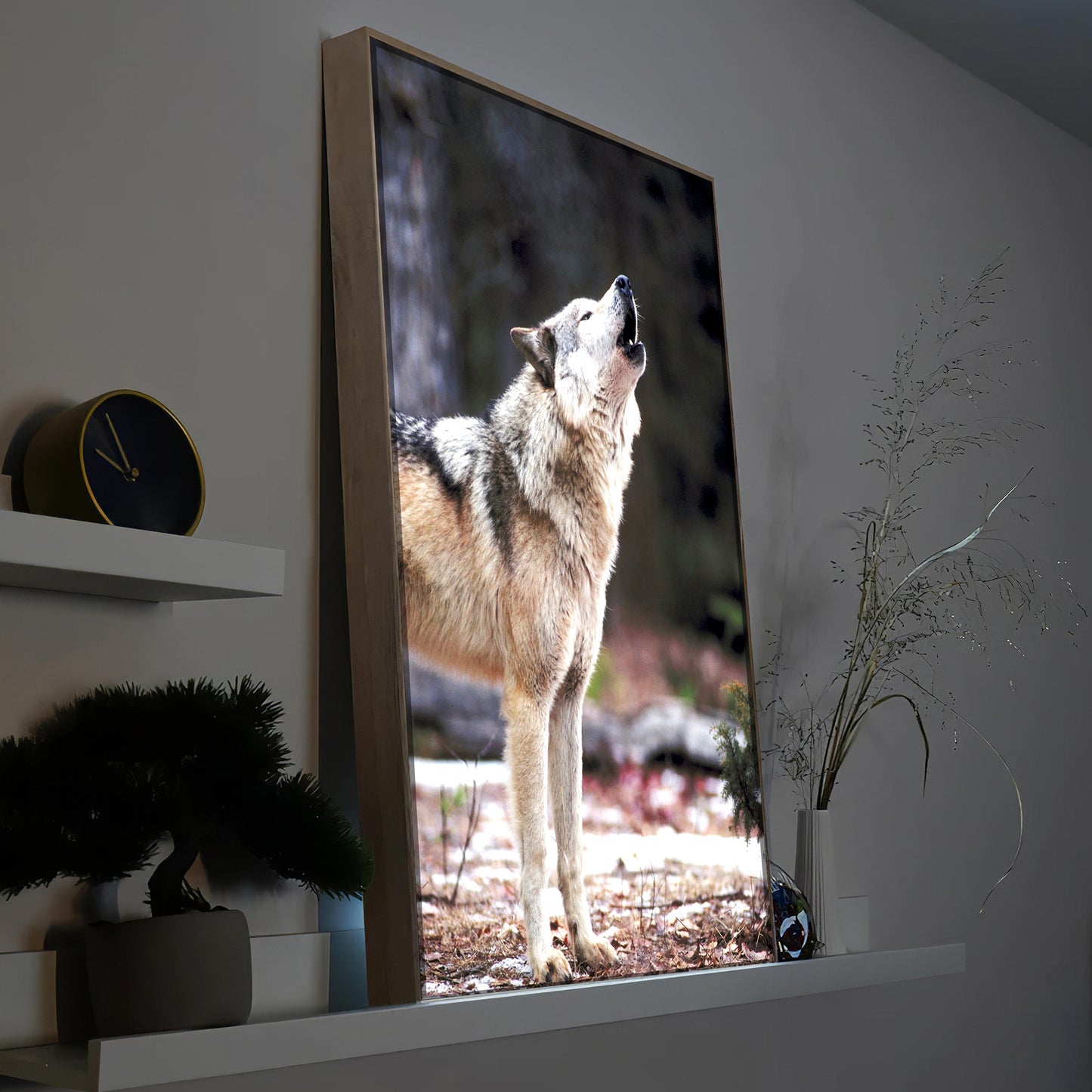 LED-Bild mit Wolf im Holzrahmen, hochkant aufgestellt