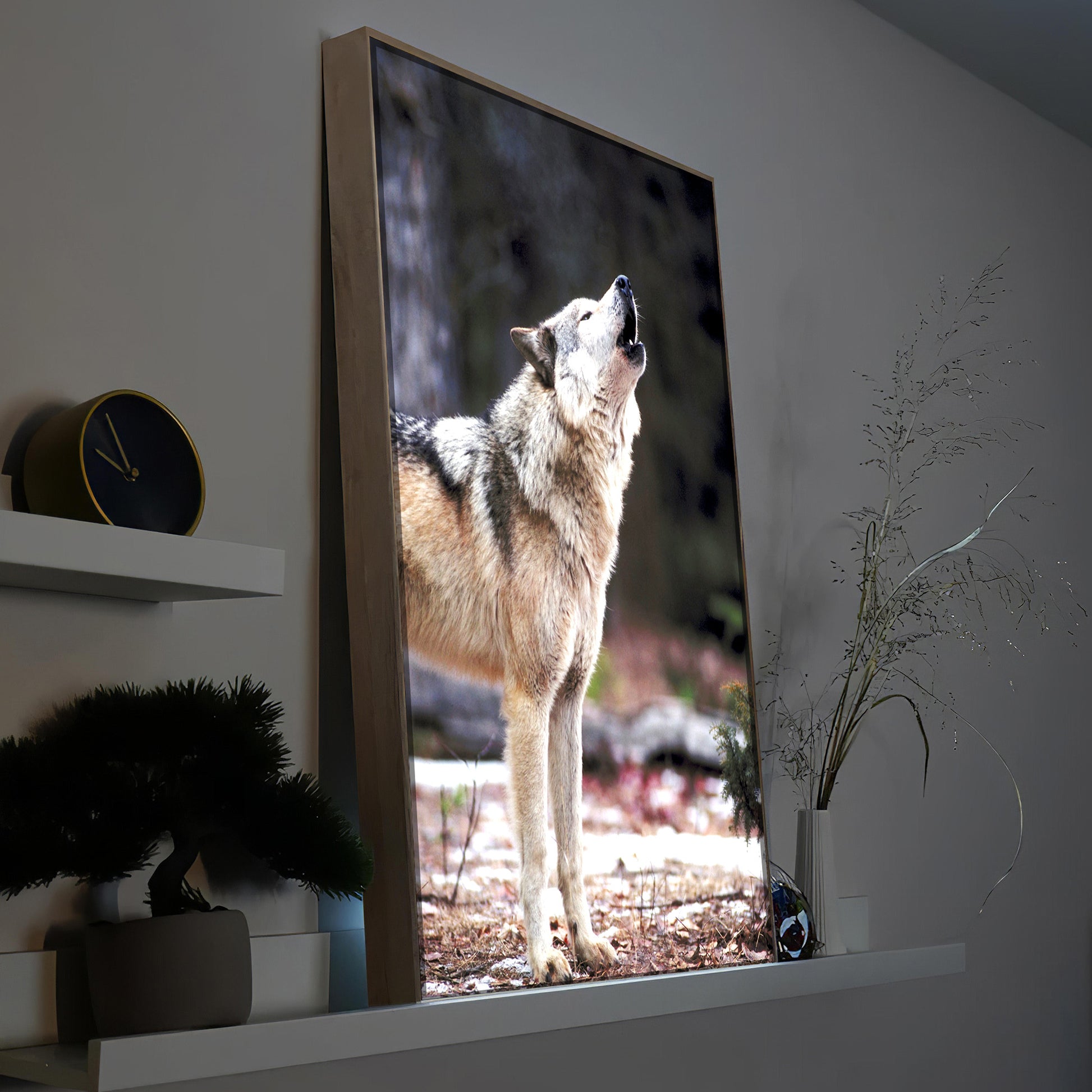 LED-Bild mit Wolf im Holzrahmen, hochkant aufgestellt