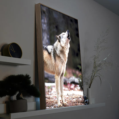 LED-Bild mit Wolf im Holzrahmen, hochkant aufgestellt