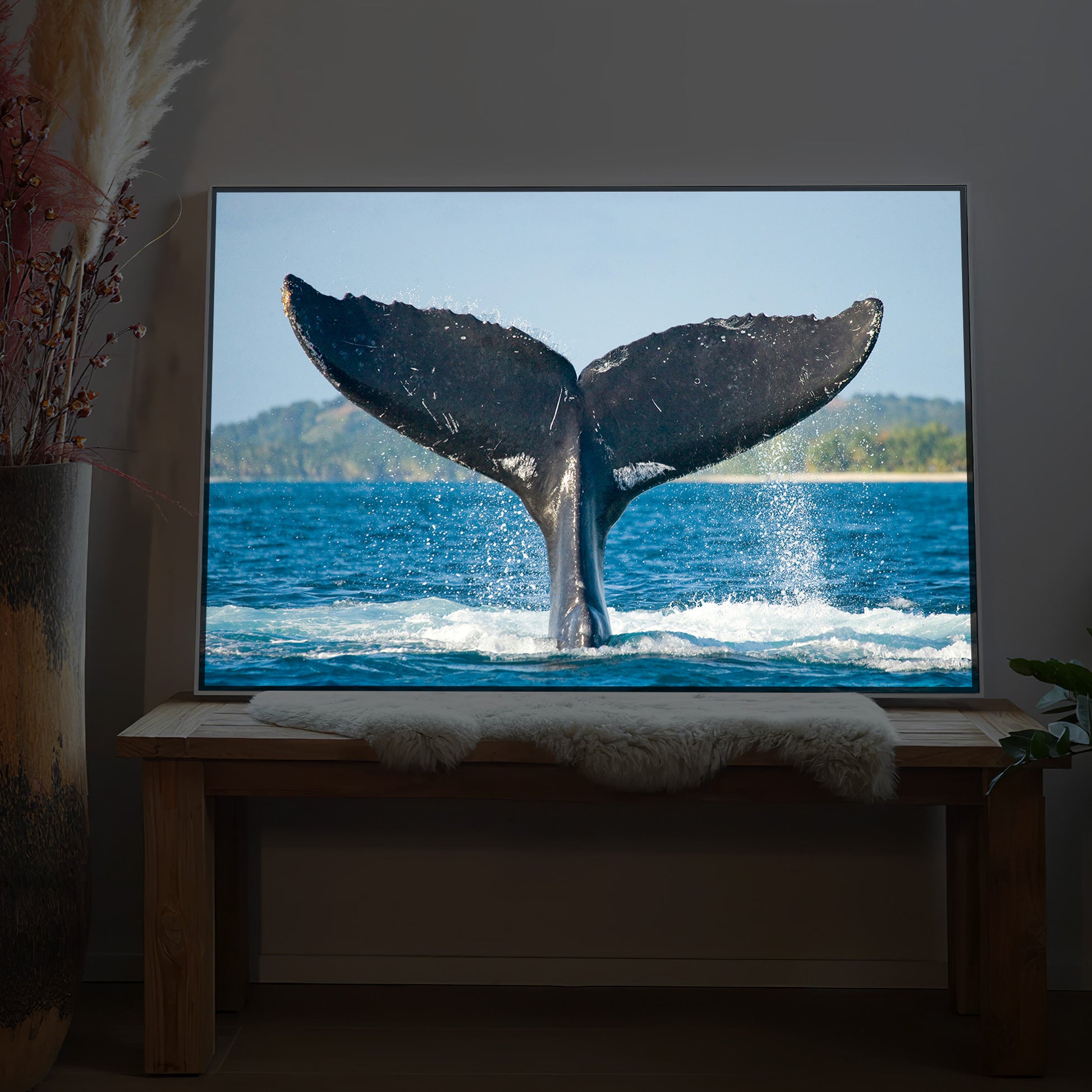 Gerahmtes LED-Bild mit Buckelwal-Flosse, Wasser und Spritzwasser im Motiv