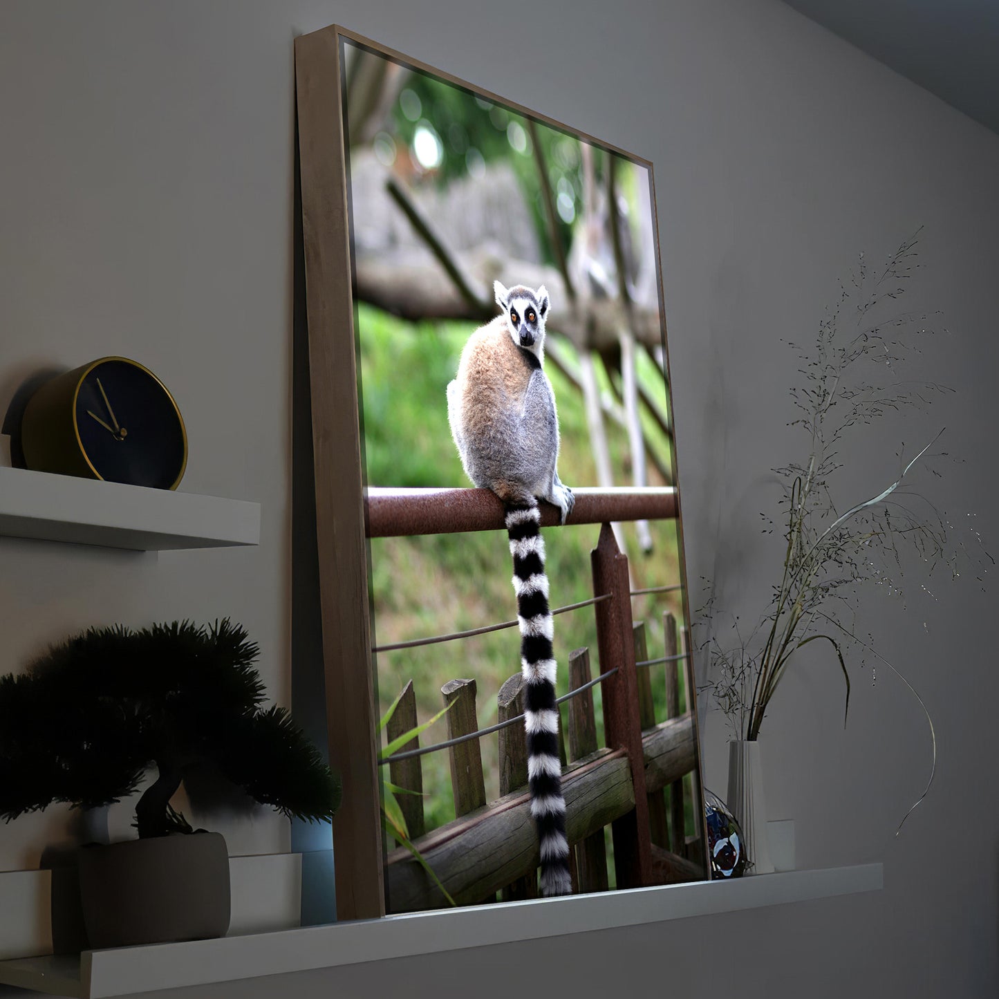 Gerahmtes LED-Bild mit Lemur auf einem Zaun in braunem Rahmen