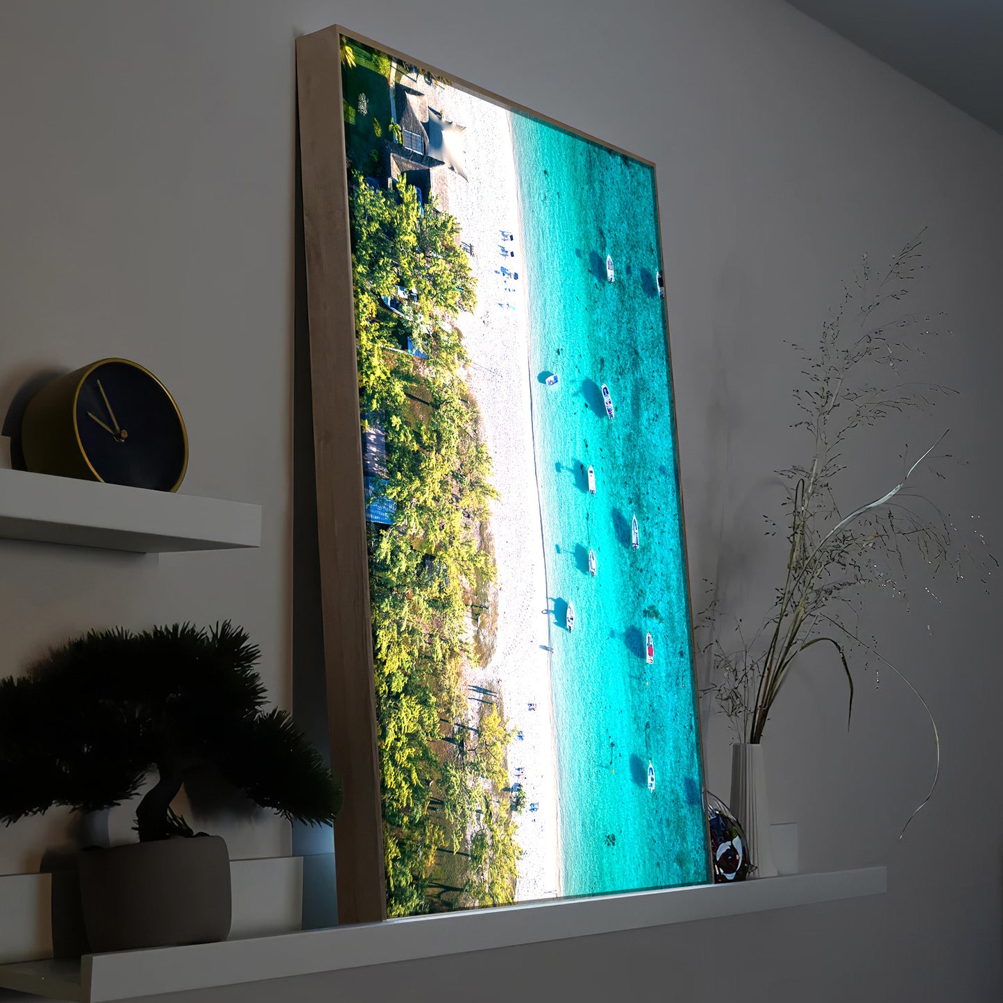 LED-Bild mit Strand-Luftaufnahme, türkisfarbenem Wasser, Holzrahmen