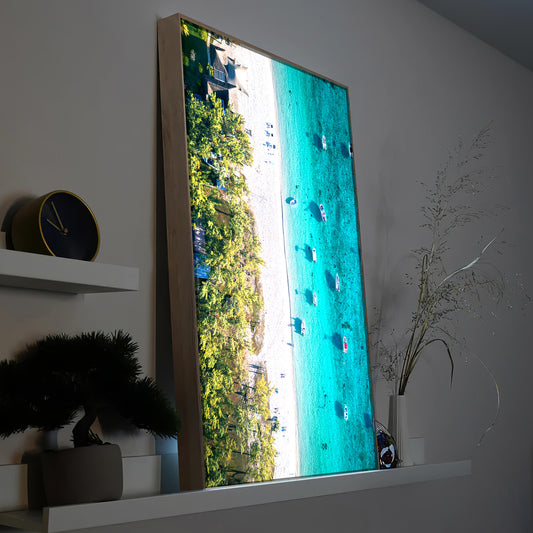 LED-Bild mit Strand-Luftaufnahme, türkisfarbenem Wasser, Holzrahmen