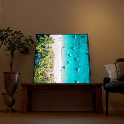 Querformat-LED-Bild mit Luftaufnahme vom Strand und türkisfarbenem Wasser, Holzrahmen