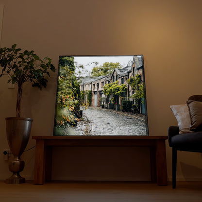 Gerahmtes LED-Bild mit Gasse und Häusern, Bäumen und hellem, regenassen Weg