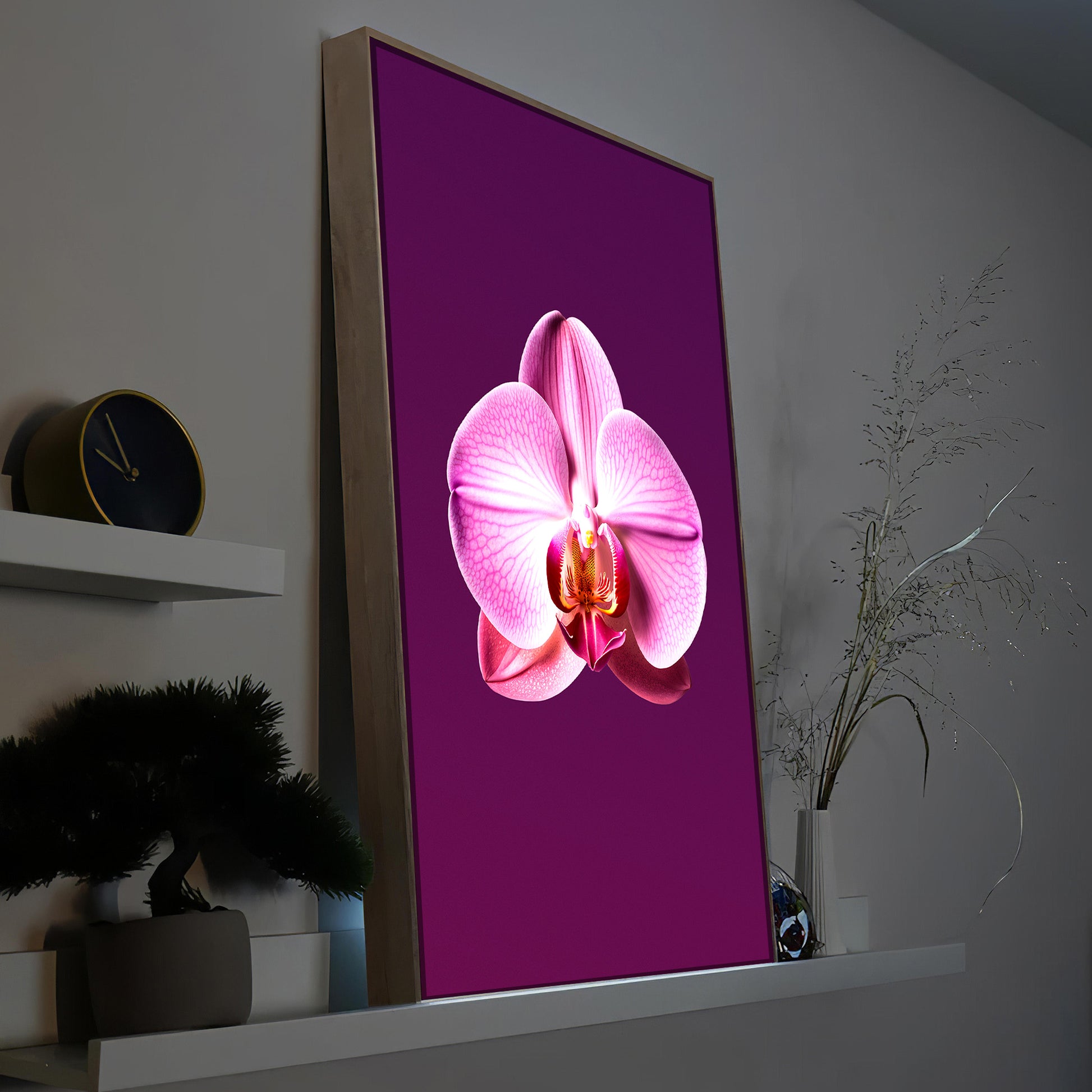 LED-Bild mit rosa Orchideenblüte im Holzrahmen, violettem Hintergrund