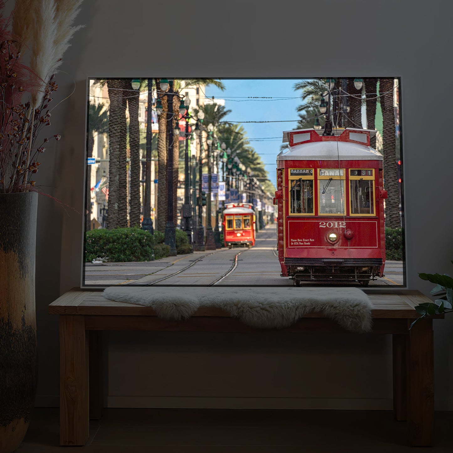 Gerahmtes LED-Bild mit roter Straßenbahn und gelbem Schaufenster, Straßenszene