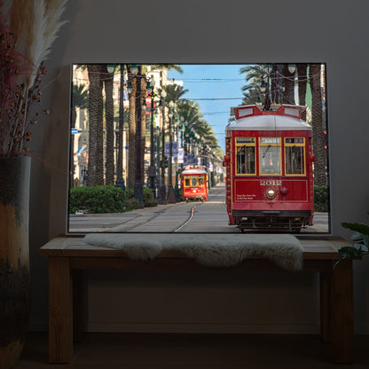 Gerahmtes LED-Bild mit roter Straßenbahn und gelbem Schaufenster, Straßenszene