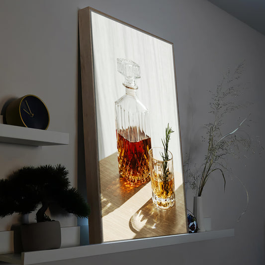 Holzgerahmtes LED-Bild mit Whiskyflasche im Motiv