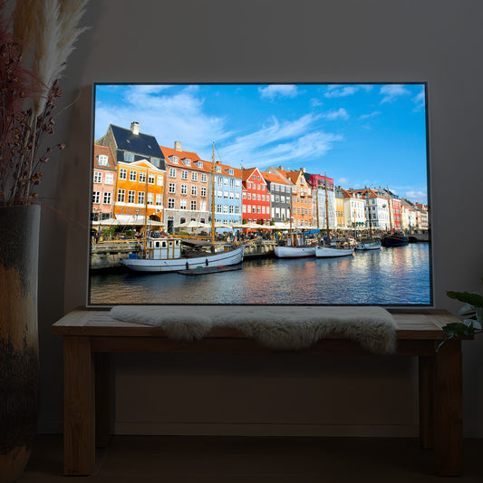LED-Bild mit Rahmen: Hafenansicht mit bunten Häusern und Booten