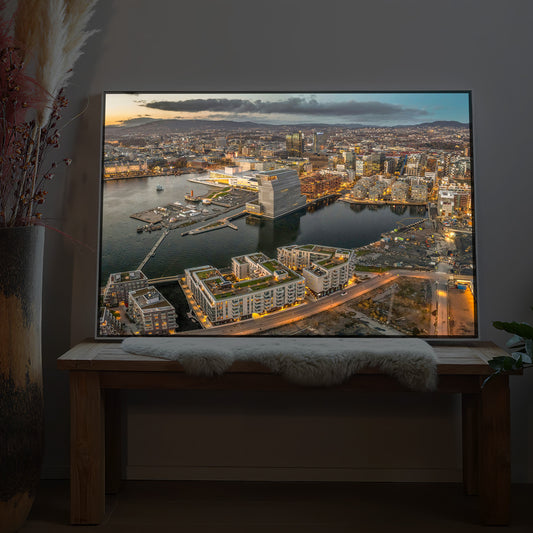 Gerahmtes LED-Bild mit Stadtansicht und Hafen bei Dämmerung
