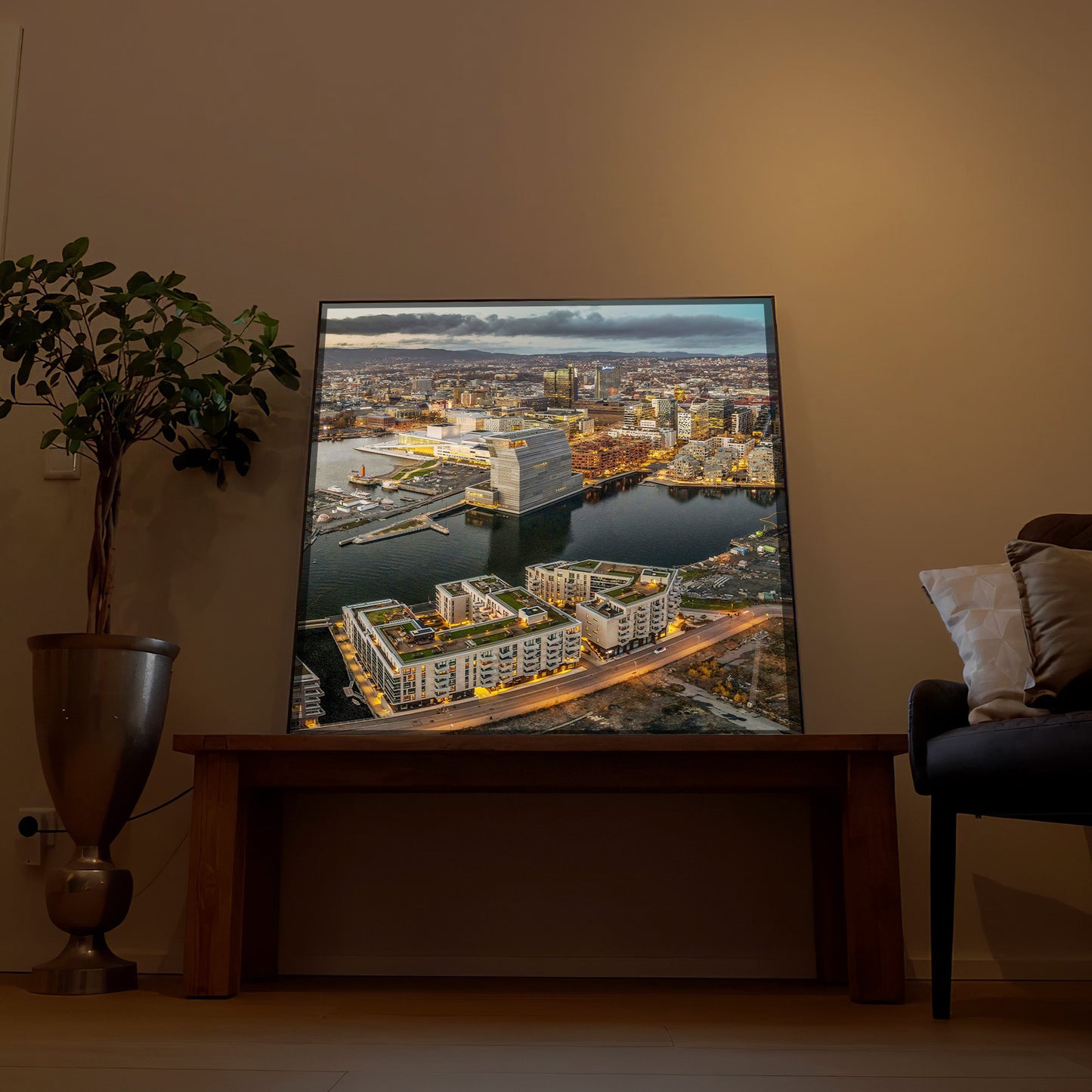 Gerahmtes LED-Bild mit Hafen- und Skyline-Motiv bei Dämmerung