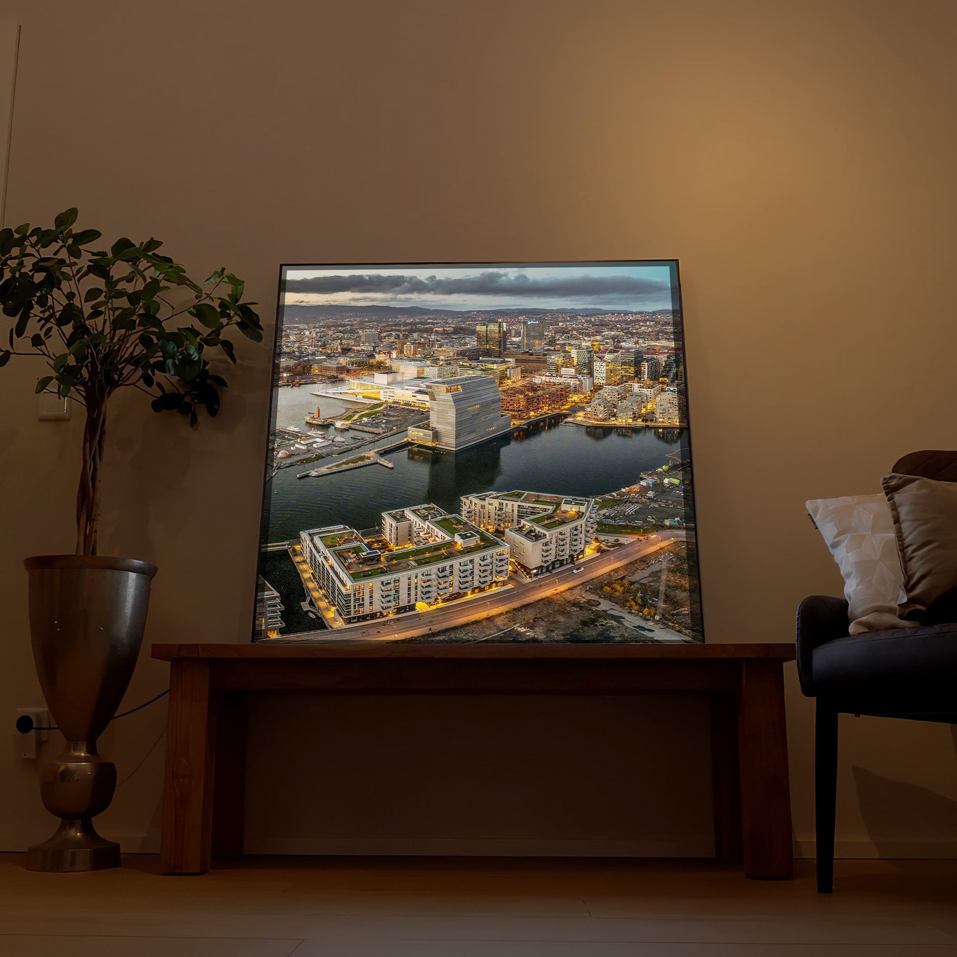 Gerahmtes LED-Bild mit Hafen- und Skyline-Motiv bei Dämmerung