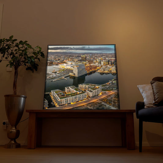 Gerahmtes LED-Bild mit Hafen- und Skyline-Motiv bei Dämmerung