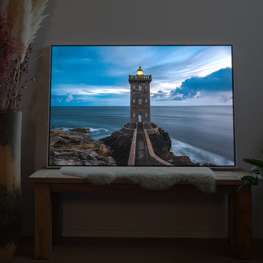 Gerahmtes LED-Bild: Leuchtturm an der Küste mit Meer und Himmel