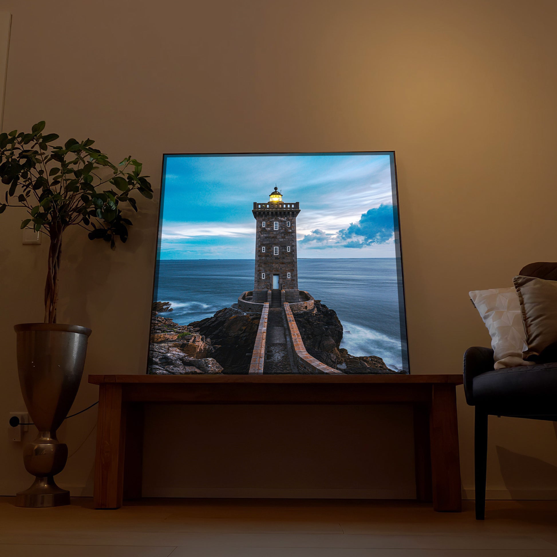 Gerahmtes LED-Bild mit Leuchtturm auf Felsen, Meerblick