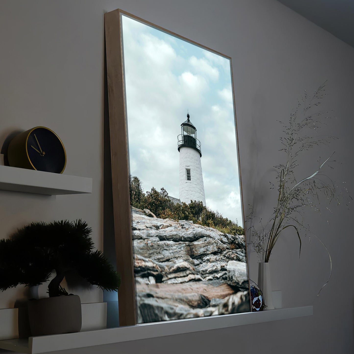 LED-Bild mit Leuchtturmmotiv im braunen Holzrahmen, weißer Leuchtturm auf Felsen