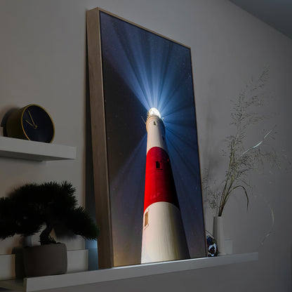 LED-Bild mit Leuchtturm bei Nacht, Sternenhimmel und braunem Holzrahmen
