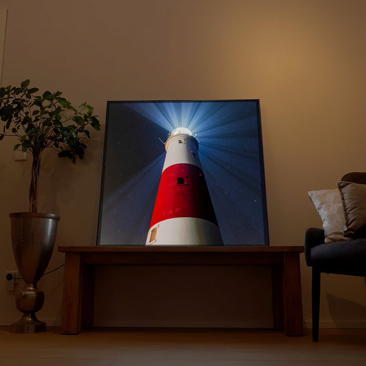 LED-Bild mit Leuchtturm bei Nacht und schwarzem Rahmen, helles Leuchtfeuer