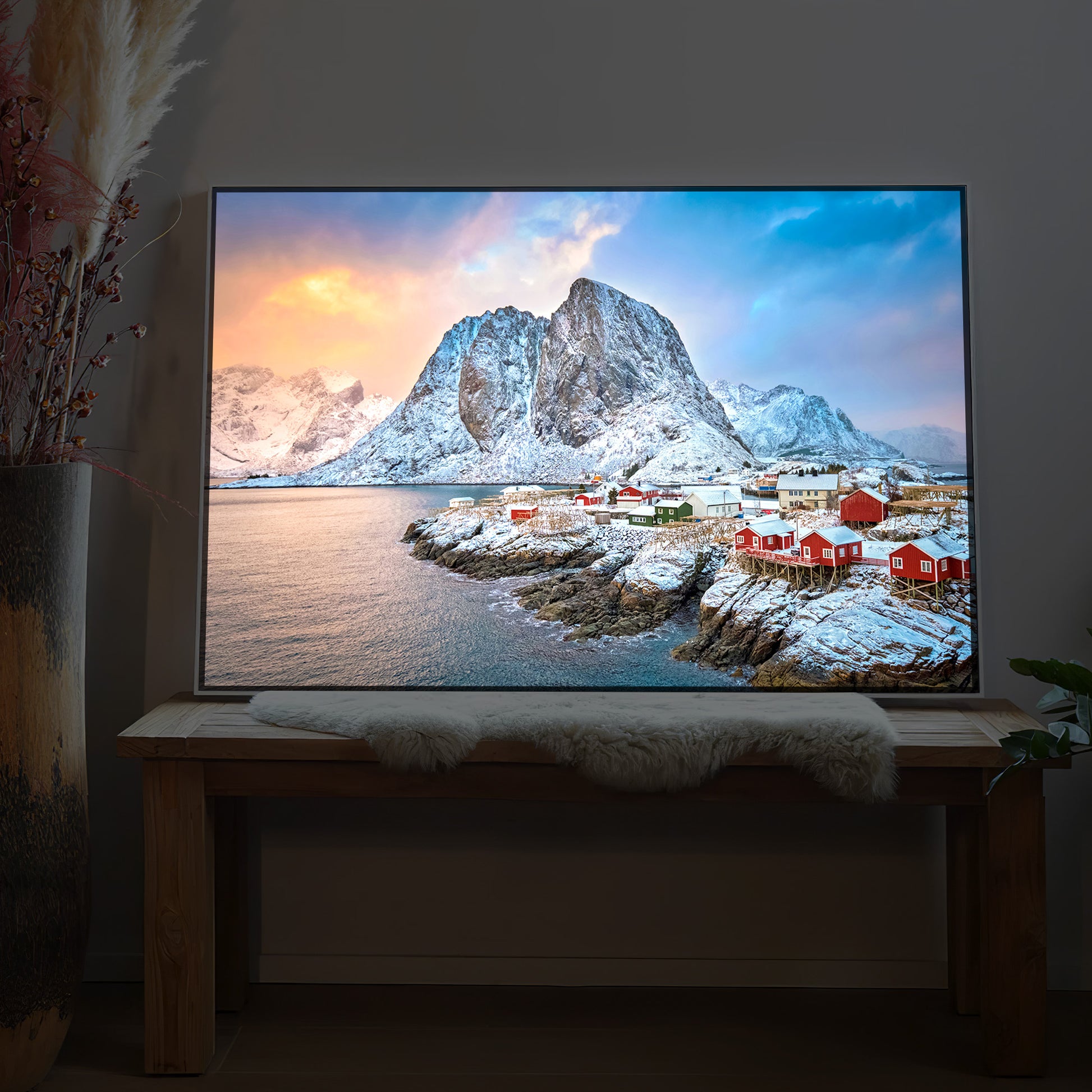LED-Bild mit dunklem Rahmen, Motiv von Küstenort und Bergen in Norwegen