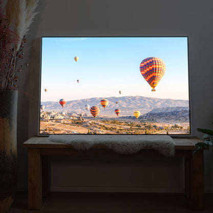 Gerahmtes LED-Bild mit mehreren Heißluftballons über Tälern