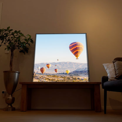 Gerahmtes LED-Bild mit Heißluftballons über einer Landschaft