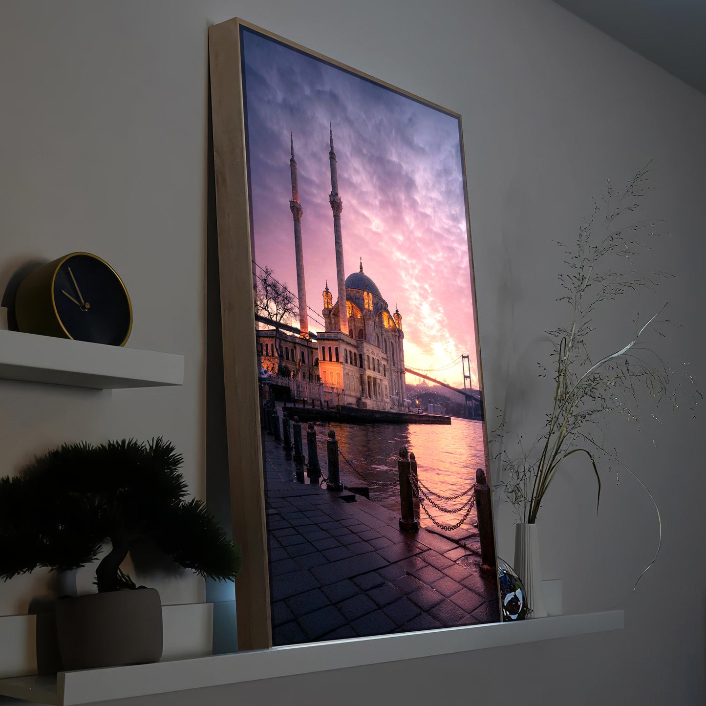 Gerahmtes LED-Bild mit Moschee in Istanbul bei Nacht, mit hellbraunem Holzrahmen.