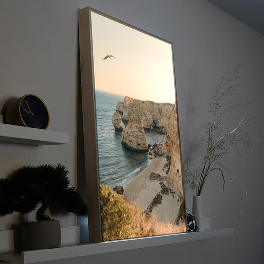 Gerahmtes LED-Bild mit Küstenlinie und Felsen im Meer, Hochformat
