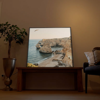 Gerahmtes LED-Bild mit Küstenfelsen und Meer, Querformat