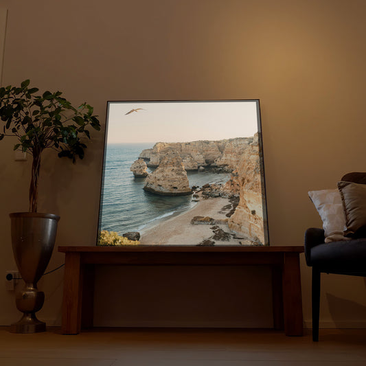 Gerahmtes LED-Bild mit Küstenfelsen und Meer, Querformat