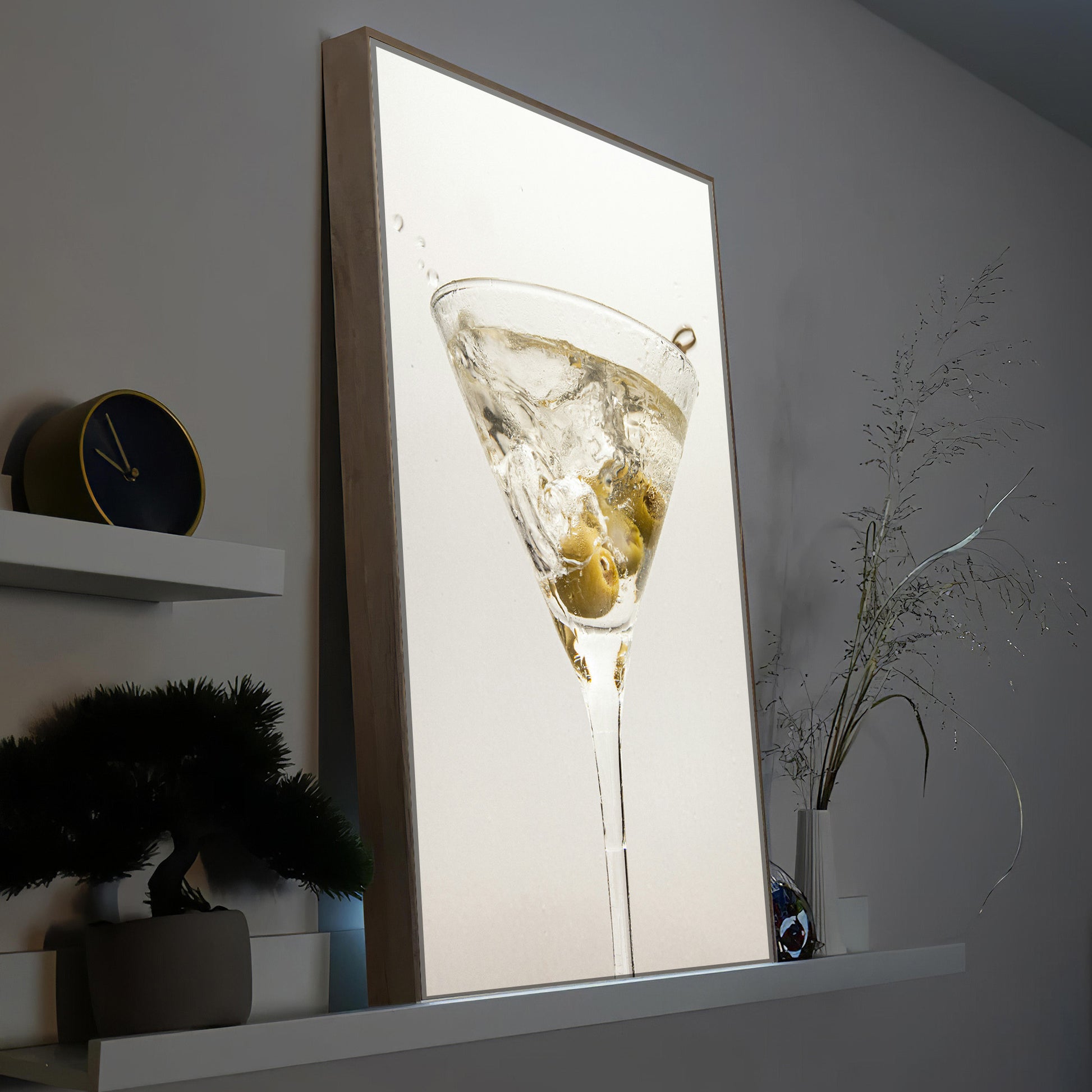 Martini-Cocktail-LED-Bild mit Rahmen aus Holz, Glas mit Getränk, gelblich.