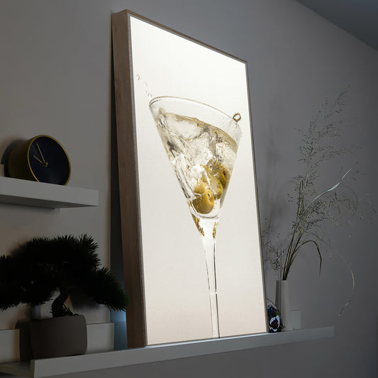 Martini-Cocktail-LED-Bild mit Rahmen aus Holz, Glas mit Getränk, gelblich.