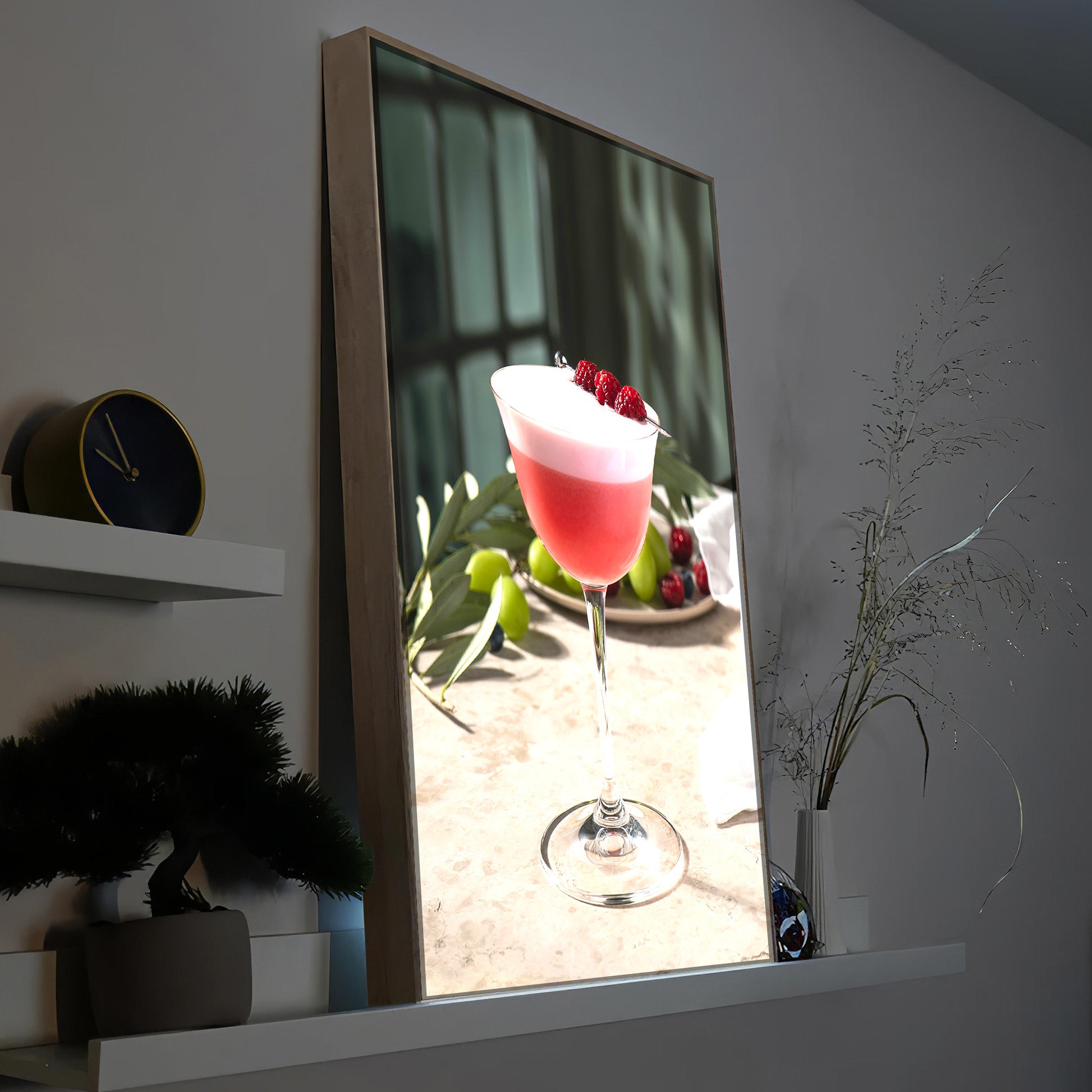 Gerahmtes LED-Bild mit Cocktailglas und Himbeercocktail-Motiv