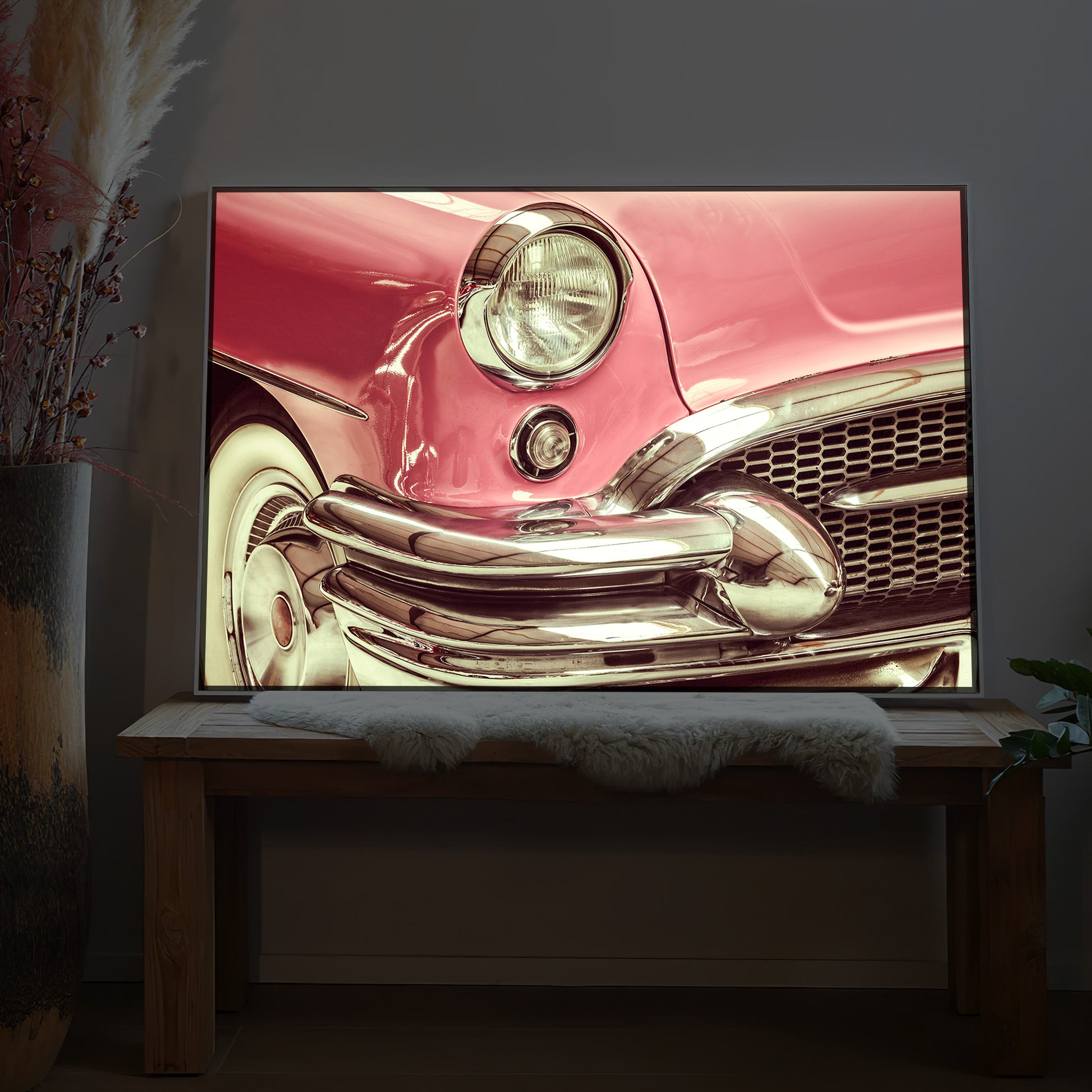 LED-Bild mit Frontansicht eines roten Oldtimers im schwarzen Rahmen