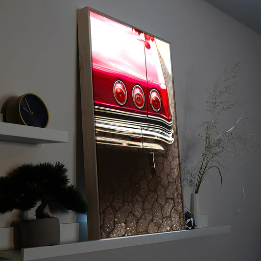LED-Bild mit American Oldtimer-Heckmotiv im braunen Rahmen