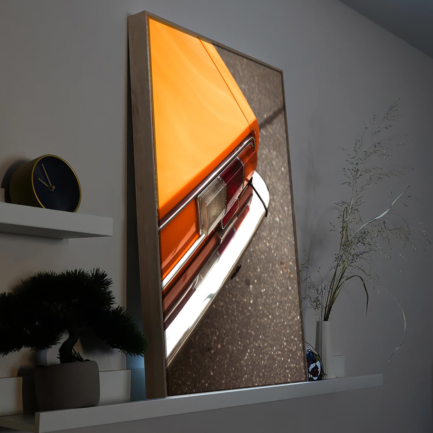 LED-Bild mit orangefarbener Oldtimerfront und dunklem Rahmen, seitlicher Blick
