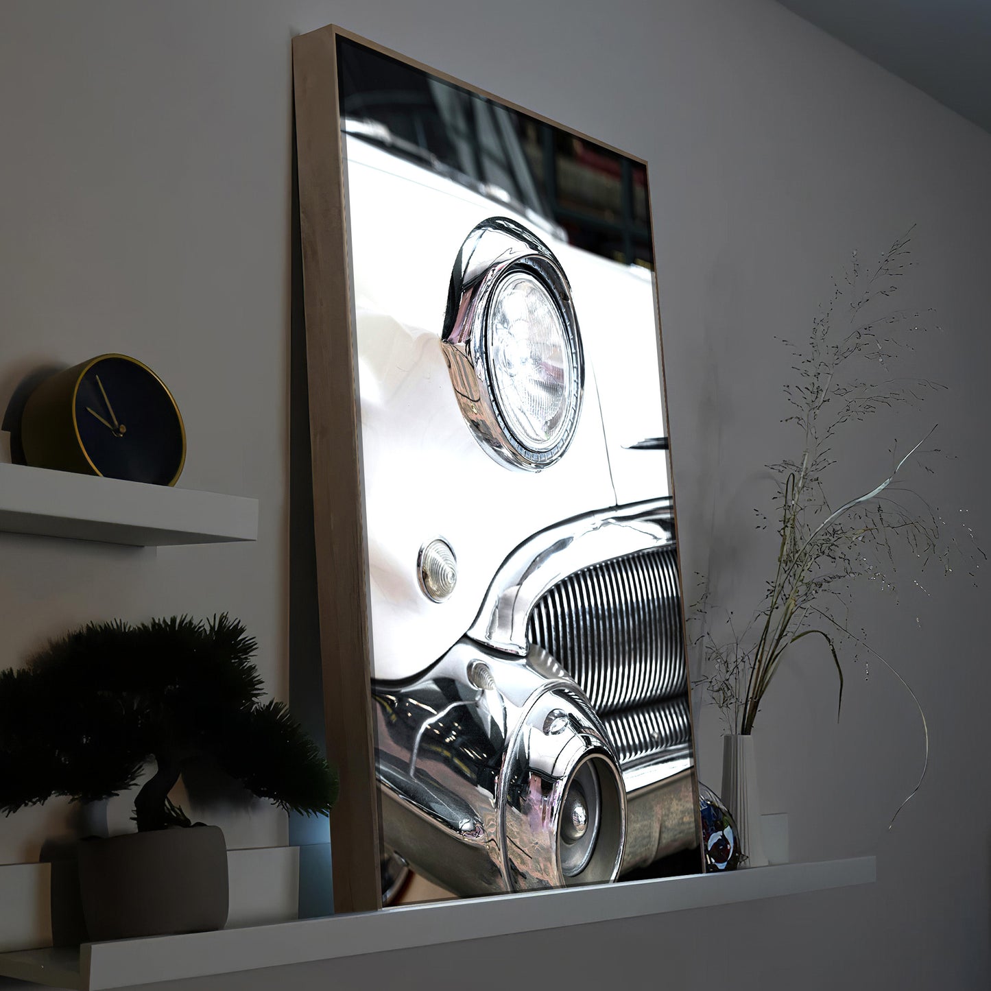 Rahmen-LED-Bild mit Oldtimer-Frontansicht und Chromdetails