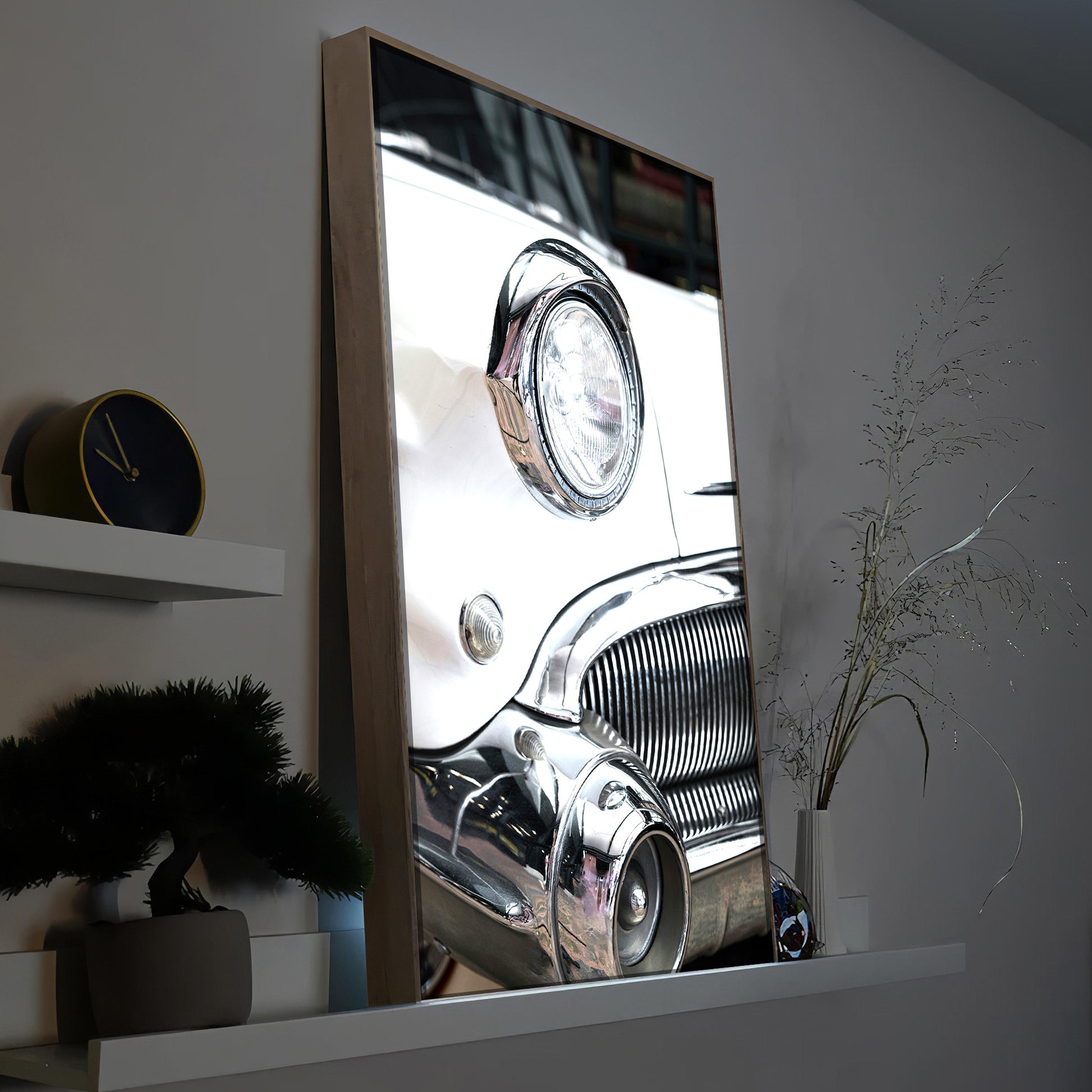 Rahmen-LED-Bild mit Oldtimer-Frontansicht und Chromdetails