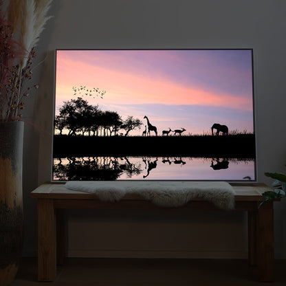LED-Bild im rechteckigen Rahmen mit Tier-Silhouetten über Wasser, Dämmerungsmotiv