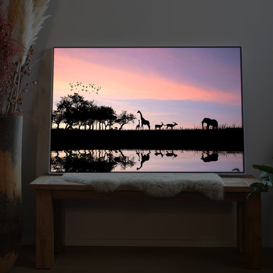 LED-Bild im rechteckigen Rahmen mit Tier-Silhouetten über Wasser, Dämmerungsmotiv