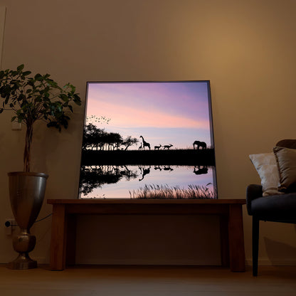 LED-Bild mit dunklem Rahmen und Landschaftsmotiv: Tiere und Bäume im Spiegelbild