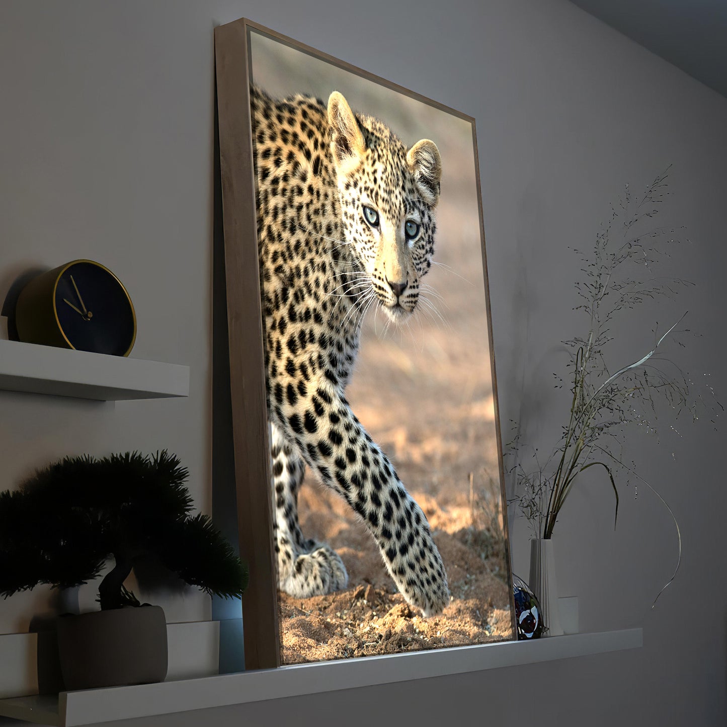 Leopard-LED-Bild im Holzrahmen, gelbäugige Raubkatze mit Leopardenfell