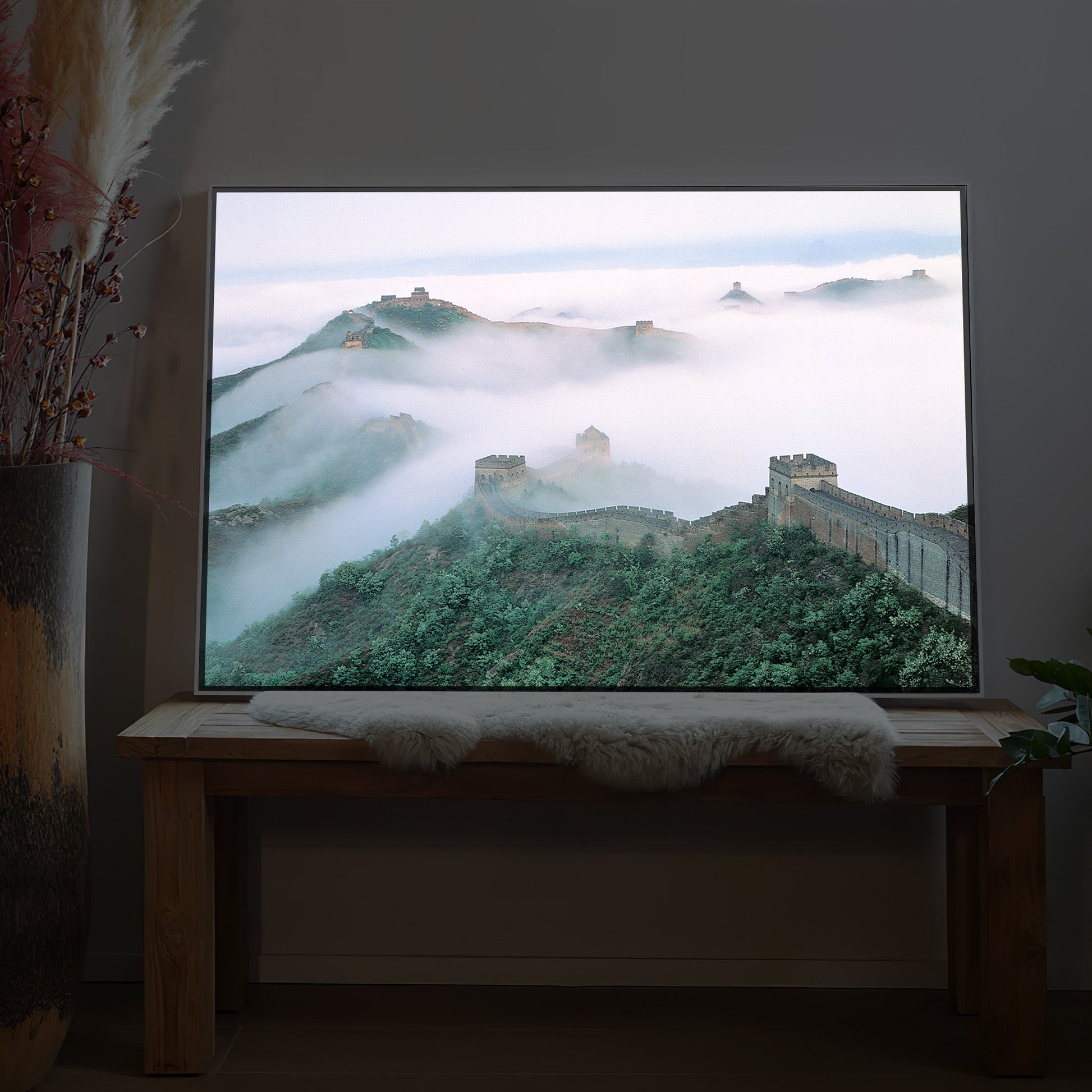 LED-Wandbild mit Motiv der Chinesischen Mauer im Nebel, großes Format.