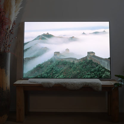 LED-Wandbild mit Motiv der Chinesischen Mauer im Nebel, großes Format.