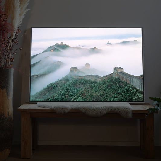 LED-Wandbild mit Motiv der Chinesischen Mauer im Nebel, großes Format.