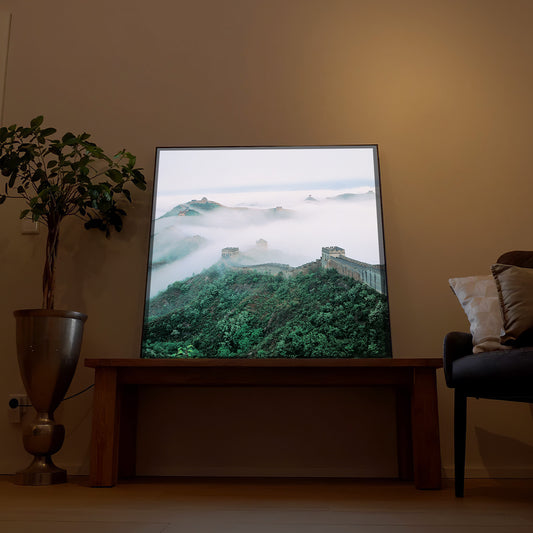 LED-Wandbild mit Chinesischer Mauer, Nebellandschaft im Holzrahmen, mittleres Format.
