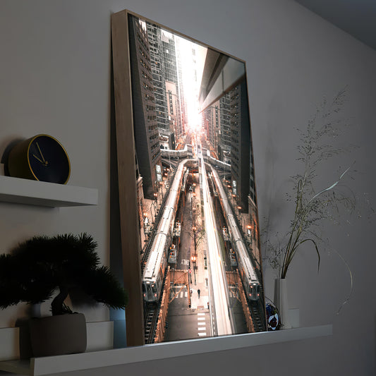 LED-Bild mit Chicago-Train-Motiv, vertikal, im dunklen Holzrahmen
