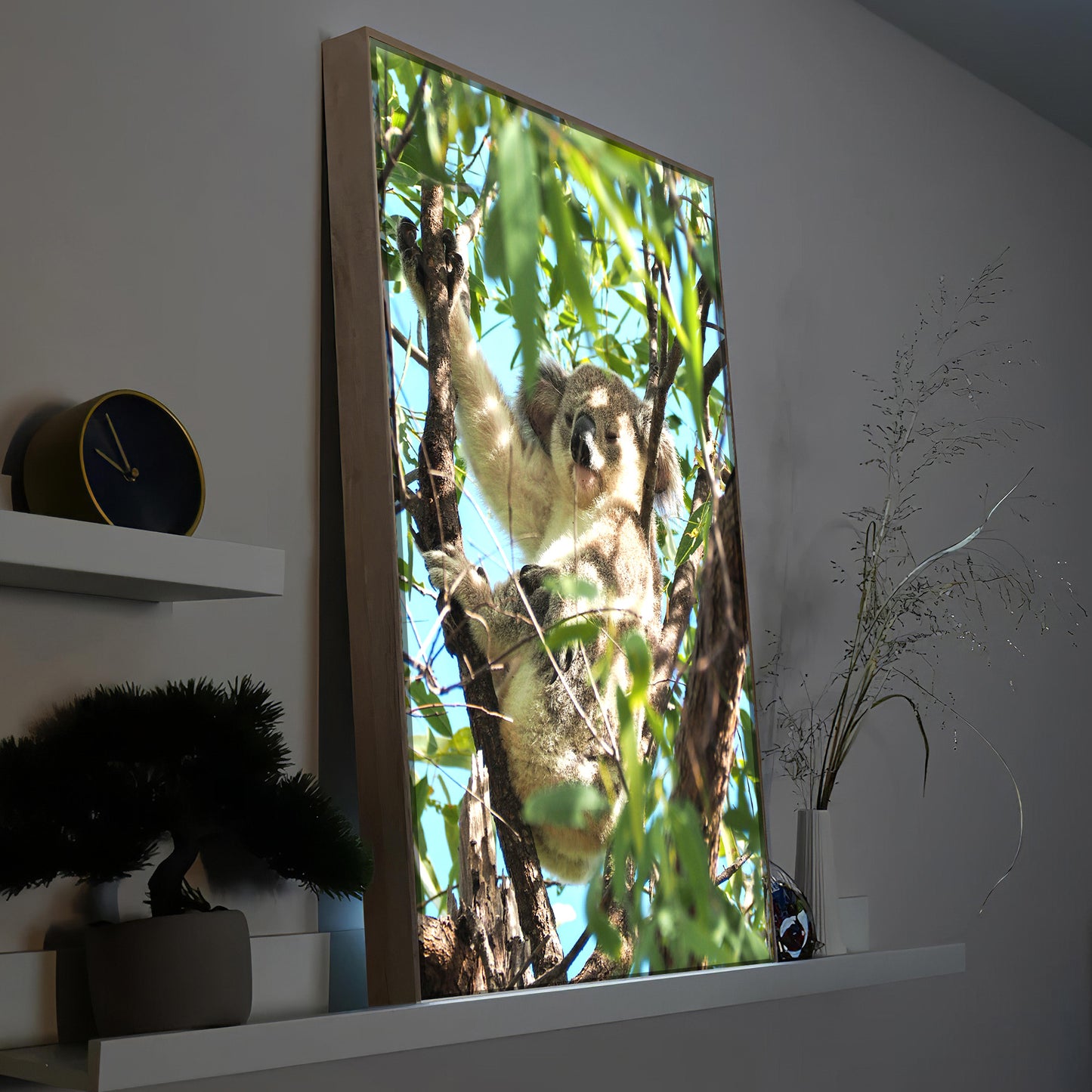 LED-Bild mit Koala-Motiv im Baum, im Holzrahmen